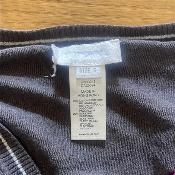 Chic V-Neck Sweater with Pink Trim - Picture 3 of 8